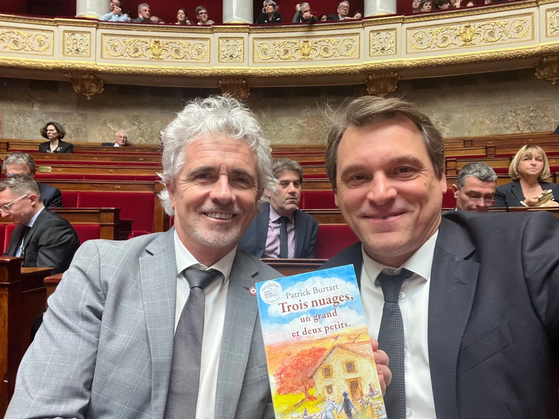Trois nuages, un grand et deux petits au Palais Bourbon
